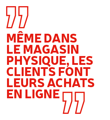 M me dans le magasin physique, les clients font leurs achats en ligne